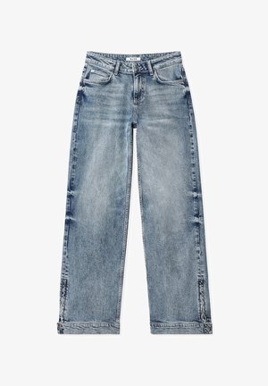 Lyseblå denimjeans med bred benstruktur, fem lommer og slidte detaljer. Har en lynlås ved kanten til justering.