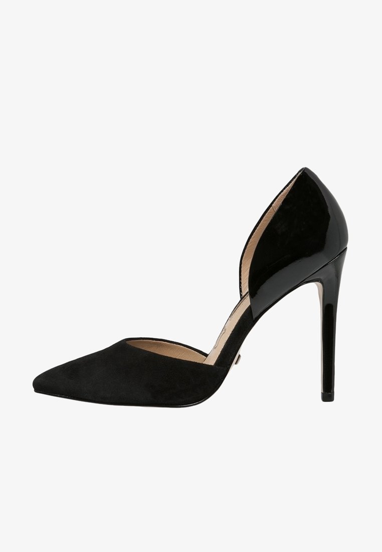 Chaussure à talon haut noire avec un bout pointu, un mélange de matériaux en daim et en cuir verni, et une silhouette élégante avec un talon aigu.