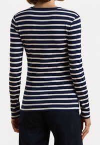 Långärmad skjorta i marinblått och vitt randig, med rund halsringning och smal passform. Mjuk tyg med jämna horisontella ränder.