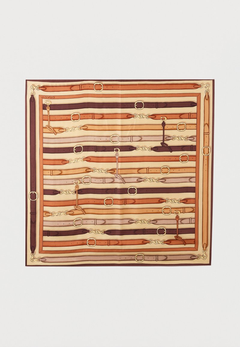 Μεταξωτό μαντήλι με επαναλαμβανόμενο μοτίβο από στυλιζαρισμένες ζώνες σε αποχρώσεις του καφέ και πορτοκαλί, με αγκράφες σε χρυσή απόχρωση και διακοσμητικές αλυσίδες.