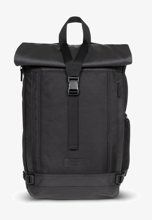 Mochila de rollo negra hecha de nylon texturizado, con correas ajustables, un cierre frontal y un bolsillo con cremallera lateral para un fácil acceso.