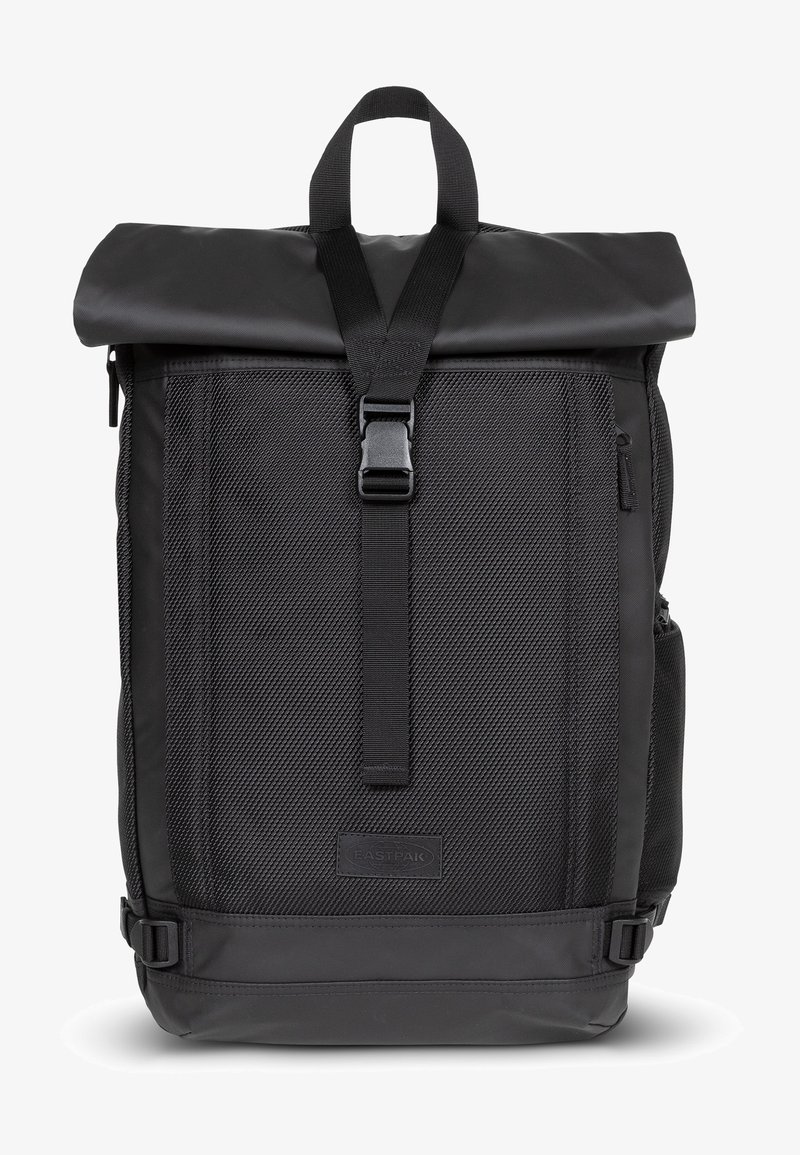 Zaino black roll-top realizzato in nylon testurizzato, dotato di spallacci regolabili, una fibbia anteriore e una tasca laterale con zip per un accesso facile.
