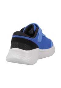 Niebieski but sportowy z oddychającą siateczkową cholewką, czarnymi akcentami i fakturowaną białą podeszwą, wyposażony w wyściółkę w pięcie dla większego komfortu.