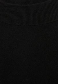 Zwarte gebreide stof met fijne geribbelde textuur bovenaan, glad breisel eronder, die lijkt op de kraag van een coltrui.