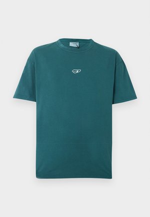 Türkisfarbenes T-Shirt mit kurzen Ärmeln und Rundhalsausschnitt, mit einem kleinen weißen geometrischen Logo in der Mitte der Brust, dargestellt auf einem einfarbigen Hintergrund.