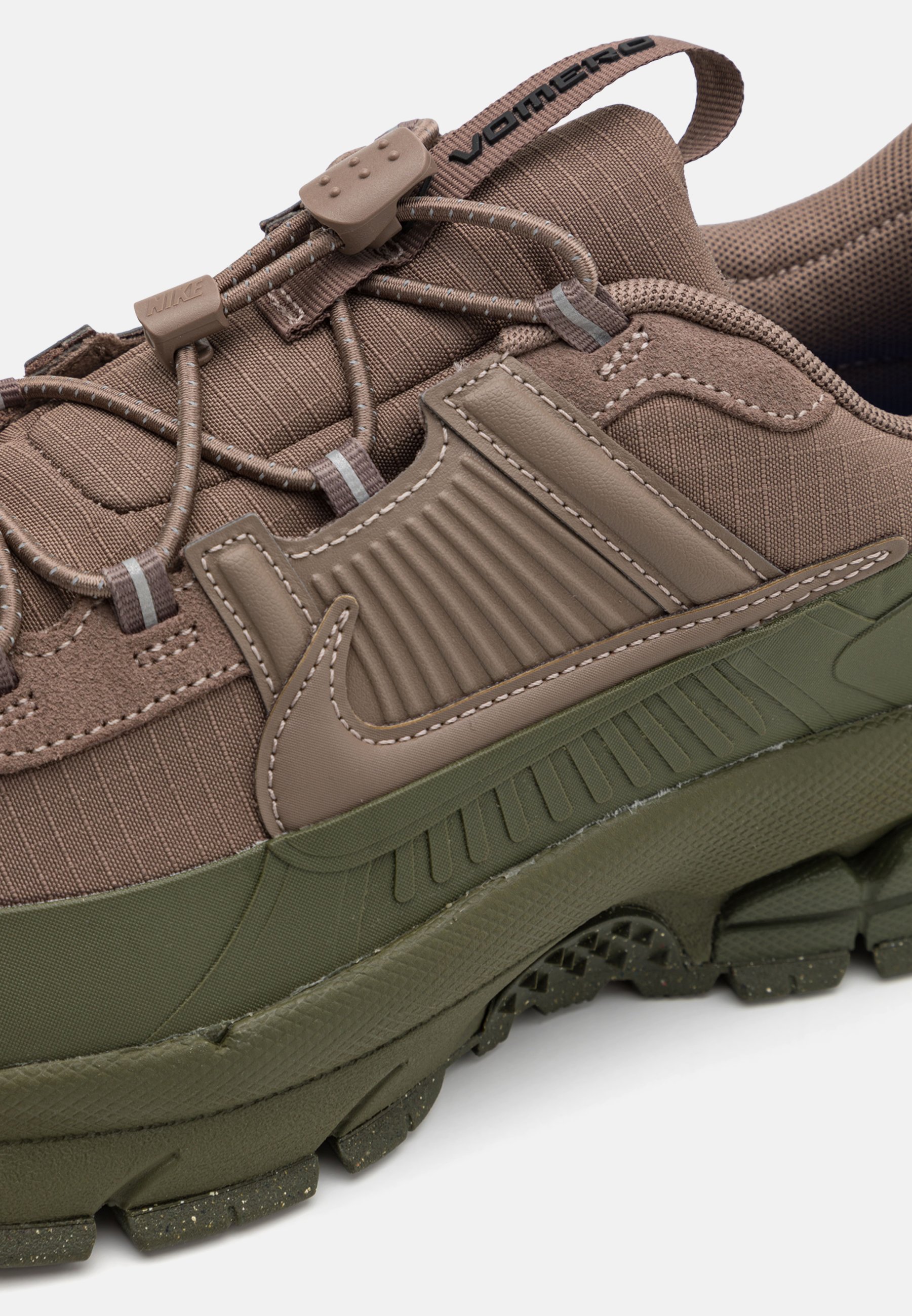 Nike Sportswear ZOOM VOMERO ROAM UNISEX - Sneakers low - mink