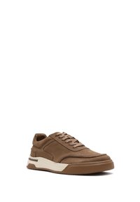 Sneaker in pelle marrone con una finitura liscia, punta rotonda e la suola intermedia bianca a contrasto. Presenta chiusura con lacci e suola in gomma testurizzata.