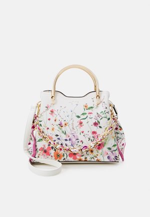 Sac à main blanc avec imprimé floral multicolore, bandoulière chaîne en métal doré, anses dorées structurées et une bandoulière blanche supplémentaire.