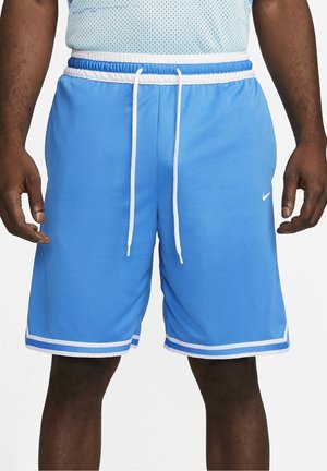 Homme portant un short de basket bleu avec un cordon blanc, une ceinture blanche et bleue, et un petit logo Nike blanc sur la jambe gauche.