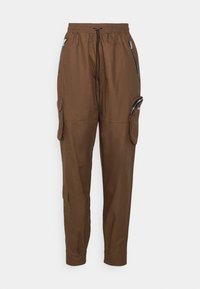 Bruine cargobroek met een elastische tailleband, zijritszakken en extra zakaccenten. Gemaakt van lichtgewicht stof.