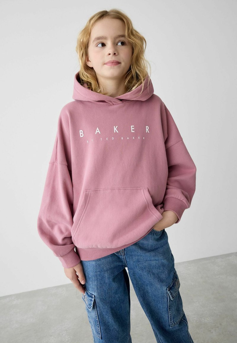 Felpa con cappuccio rosa dotata di tasca frontale e testo bianco "BAKER by TED BAKER." Abbinata a pantaloni cargo in denim blu con tasche laterali.