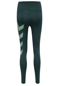 Legginsy w ciemnozielonym kolorze o gładkiej fakturze, z kontrastującym zielonym wzorem w jodełkę na lewej nodze oraz wysokim pasem.