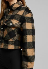 Bershka Tunn jacka - brown