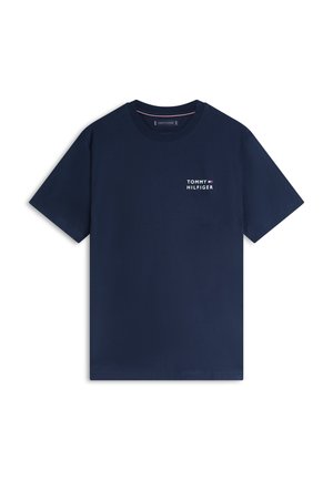 Marineblå T-skjorte med korte ermer og rund hals, med liten hvit "Tommy Hilfiger"-logo og flagg på venstre bryst.