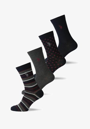 Vier paren mannenkousen. Kenmerken zijn gestreepte, stippen en effen ontwerpen in donkere kleuren met geribde boorden en kleine logo-accenten.