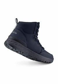 Granatowe buty trekkingowe z teksturowaną gumową podeszwą, wyściełanym kostką oraz czarnym designem na sznurowadła. Posiadają logo z boku oraz wzmocnione szwy.