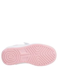 Suola di sneakers bianche con gomma rosa, caratterizzata da spesse scanalature e un motivo circolare vicino al tallone per maggiore aderenza e stile.