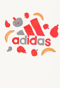 Logo adidas rosso e grigio con illustrazioni giocose di frutta, tra cui una banana e una mela, su uno sfondo bianco.