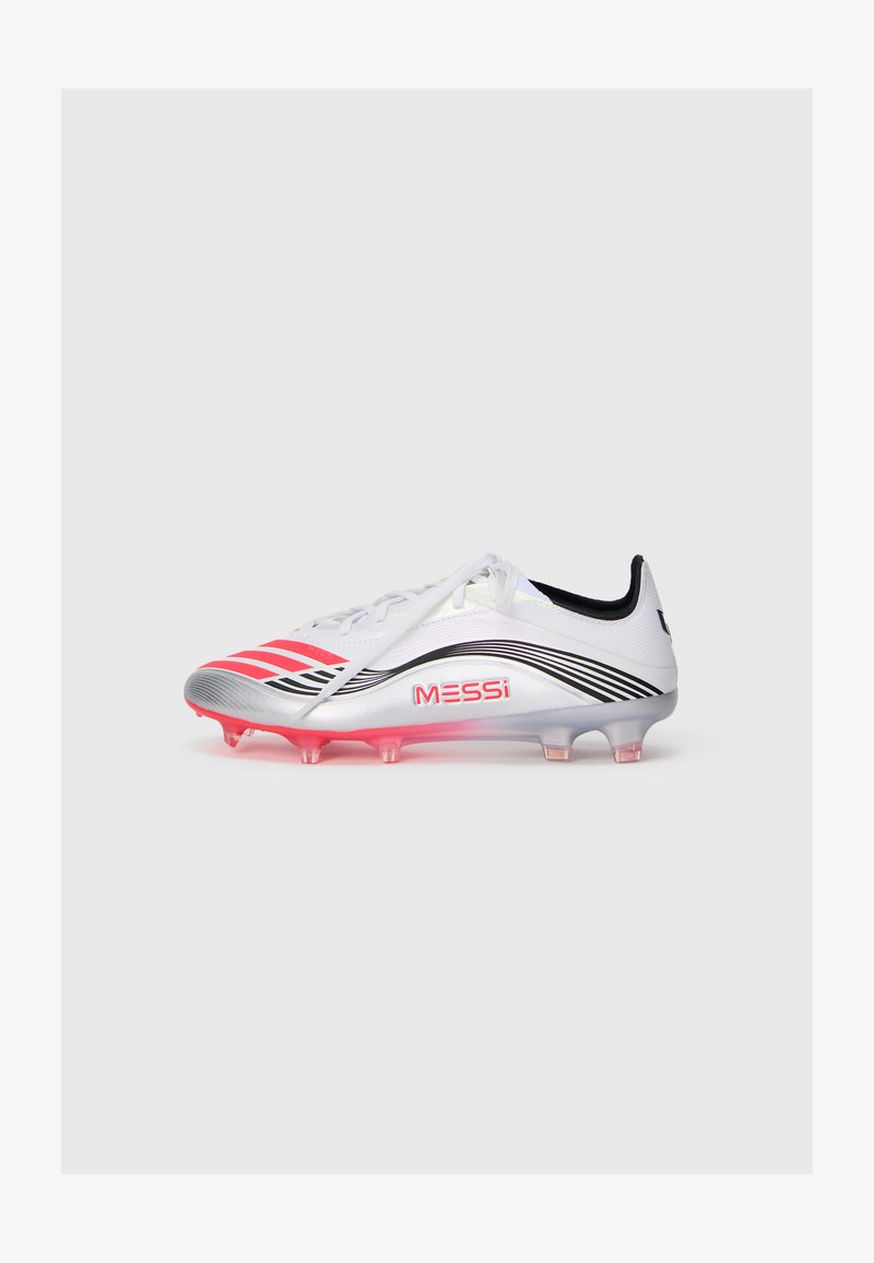 Bottines de soccer blanches avec des accents roses et des détails noirs. Les caractéristiques comprennent un design léger, des crampons en caoutchouc et le logo "MESSi" sur le côté.