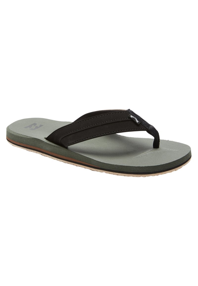 Musta flip-flop sandaali, jossa on kumipohja, teksturoitu vihreä pohja ja kaksi mustaa hihnaa. Hihnoissa on vähäistä brändäystä.
