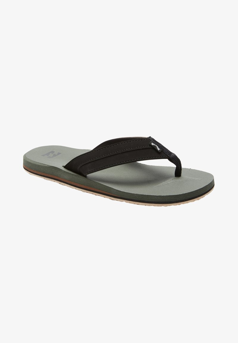 Musta flip-flop sandaali, jossa on kumipohja, teksturoitu vihreä pohja ja kaksi mustaa hihnaa. Hihnoissa on vähäistä brändäystä.