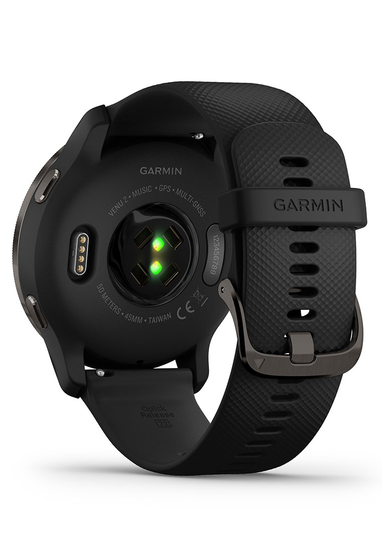 Die Garmin Venu 2 Smartwatch verfügt über ein schwarzes Silikonband und ein rundes Gehäuse. Die Rückseite hat Sensoren und Ladekontakte und weist eine glatte, matte Textur auf.