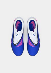 Μπλε και λευκά αθλητικά παπούτσια με υφασμένο άνω μέρος, μαύρες λεπτομέρειες, ροζ σήμανση και σχέδιο με κορδόνια που διαθέτει διακριτό ριγέ μοτίβο.