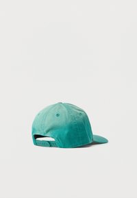 Ρυθμιζόμενο καπέλο snapback σε τυρκουάζ χρώμα με έξι οπές αερισμού και ραμμένα πάνελ, από πίσω σε λευκό απλό φόντο.