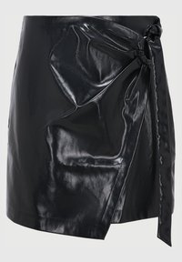 Jupe enveloppante en cuir noir avec une finition brillante, dotée d'un nœud avant et d'une texture drapée. Longueur courte et design minimaliste.