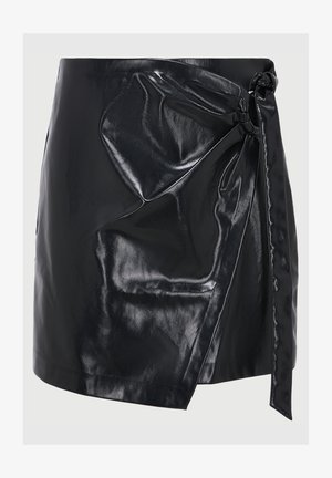 Crna kožna suknja omotana s sjajnom završnom obradom, s prednjim vezanjem i drapiranim teksturom. Kratka dužina i minimalistički dizajn.