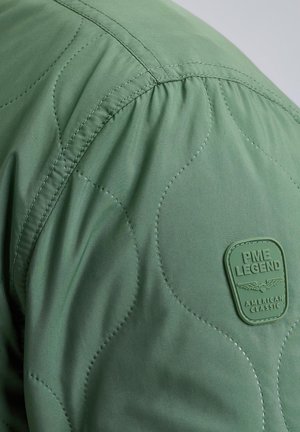 Giacca verde imbottita con un design a trapunte, tessuto testurizzato e un grande patch in gomma verde con il logo "PME LEGEND".
