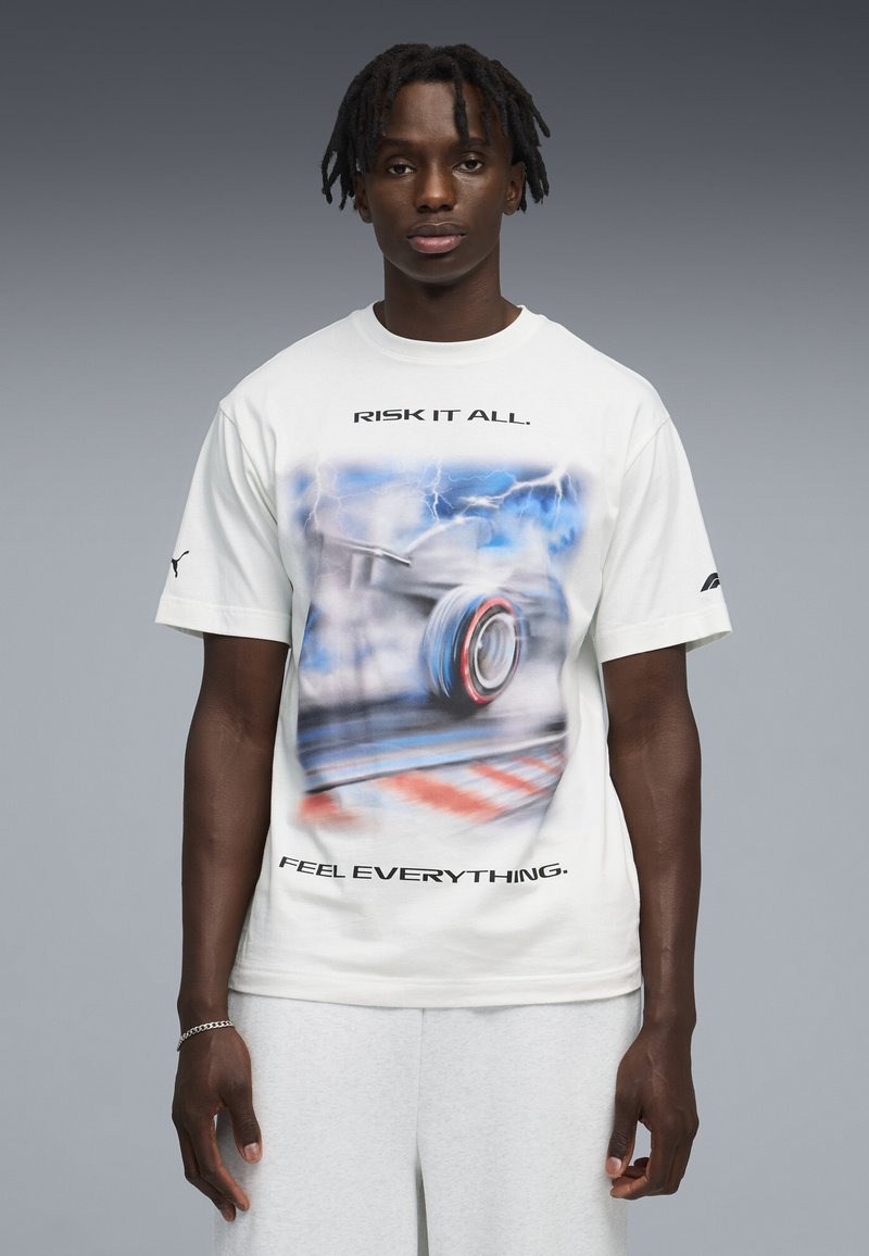 Puma F1® TYRE RELAXED - Triko s potiskem - white