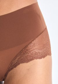 Spanx SPANXSUPERSMOOTH™ UNDIE-TECTABLE® LACE HI-HIPSTER - Underbukse - hickory