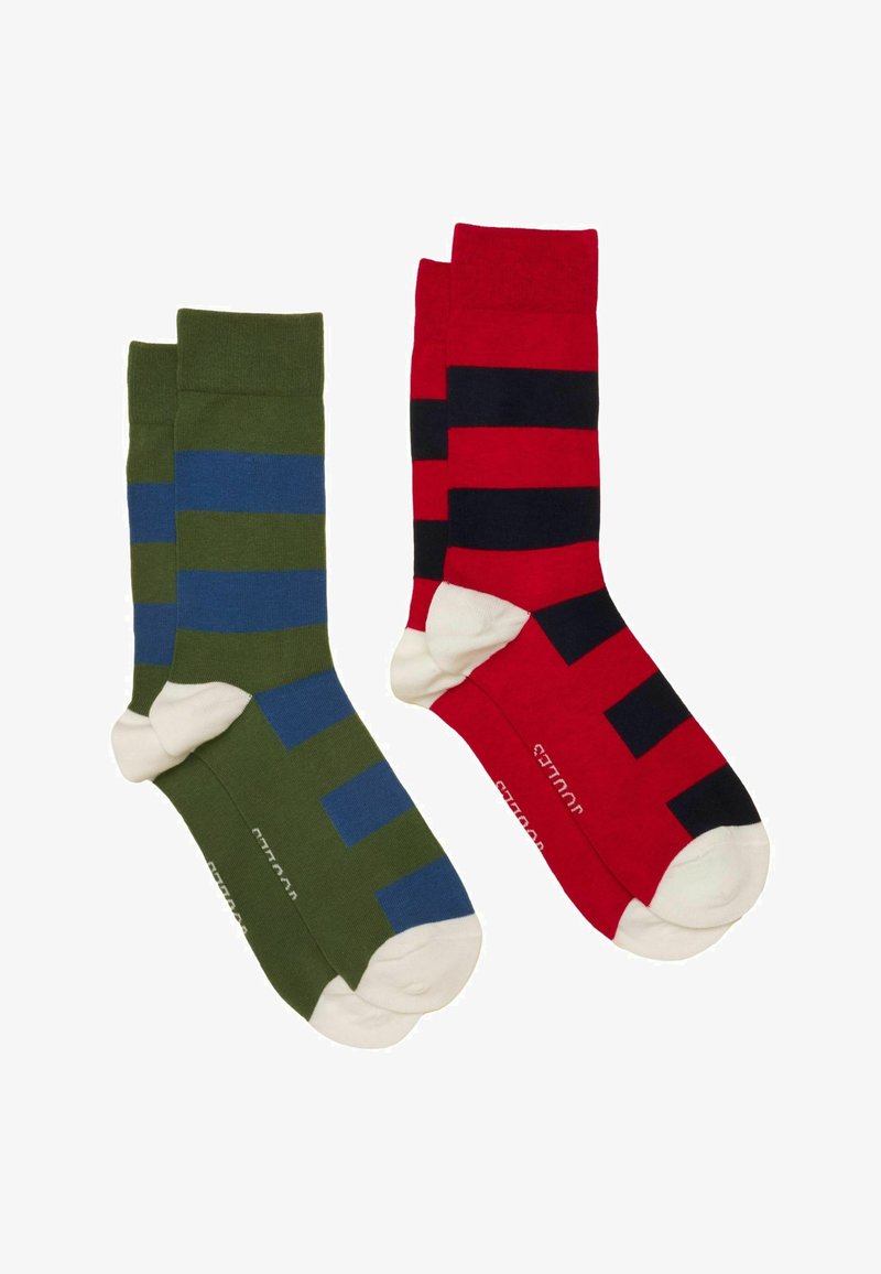 Deux paires de chaussettes rayées avec des orteils et talons blancs ; une paire est rouge et noire, l'autre est verte et bleue.