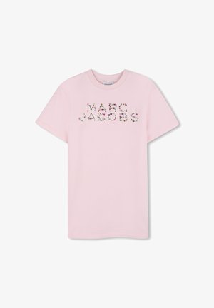 Šviesiai rožinė medvilninė trumpomis rankovėmis ir apvalia iškirpte marškinėlių palaidinė. Priekyje yra spalvingos gėlėmis papuoštos raidės „MARC JACOBS“.