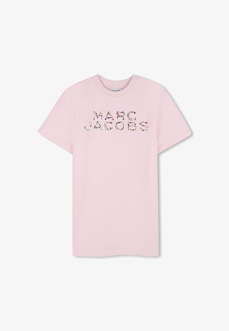 Ροζ βαμβακερό t-shirt με κοντά μανίκια και στρογγυλή λαιμόκοψη. Διαθέτει πολύχρωμα γράμματα με floral εκτύπωση "MARC JACOBS" στο εμπρόσθιο μέρος.