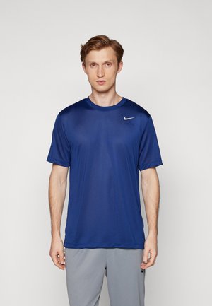 Tricou sportiv Nike albastru cu mânecă scurtă, guler rotund, material ușor și un mic logo alb pe umărul stâng.