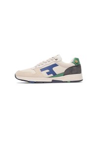 Sneaker beige con logo blu, accenti verdi e grigi. Presenta una tomaia in suede testurizzato e pelle liscia, chiusura con lacci e suola in gomma.