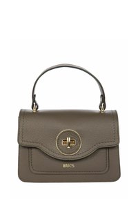 Sac à main en cuir texturé gris avec une anse supérieure, des accessoires en or et un fermoir circulaire. Présente des accents cousus et un logo à l'avant.