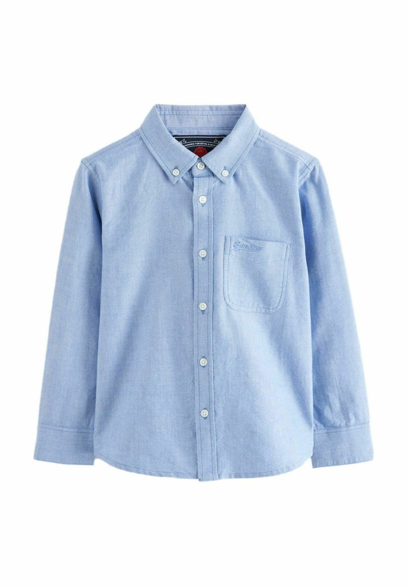 Lichtblauwe button-up blouse met lange mouwen, één borstzak en een klassieke kraag. Het materiaal lijkt zacht en iets gegolfd.