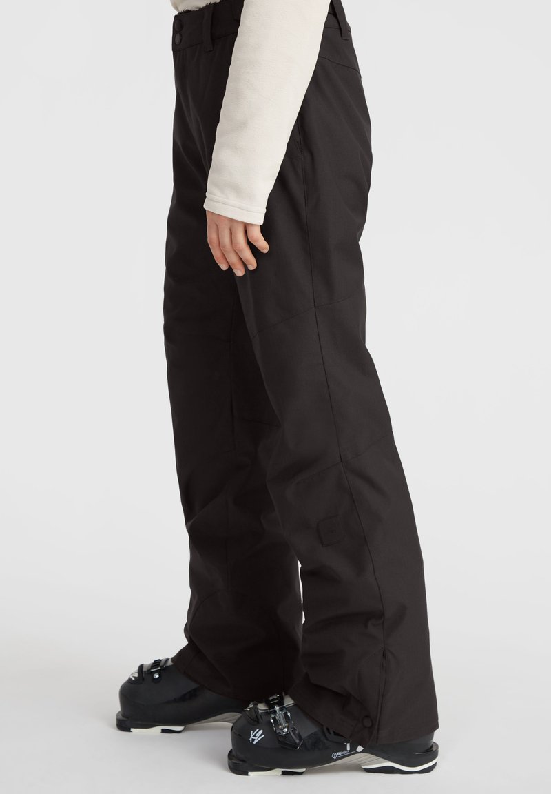 Schwarze Schneehosen mit lockerer Passform, aus einem strukturierten Stoff gefertigt. Sie verfügen über sichtbare Nähte und einen verstellbaren Bund für zusätzlichen Komfort.
