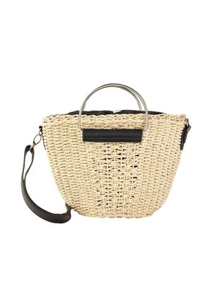 Sac à main en paille tissée avec bordure supérieure en cuir noir, poignées rondes en métal et bandoulière en cuir noir amovible.