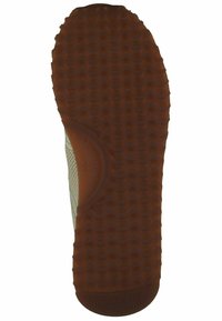 Sohle eines Sneakers mit einem strukturierten orangen Gummimuster, das ein kreisförmiges Logodesign und eine glatte Kante aufweist, und ein langlebiges, flexibles Design zeigt.