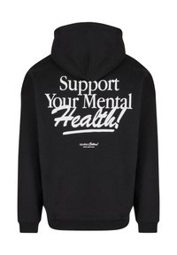 Sudadera negra con capucha que presenta un gran texto blanco en la parte posterior que dice "¡Apoya tu salud mental!" y un logo en la parte inferior. Textura suave y ajuste estándar.