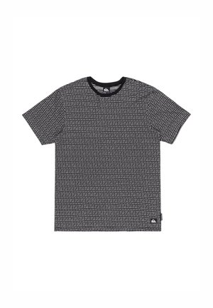 Camiseta de manga corta con un patrón geométrico en blanco y negro, cuello redondo y una pequeña etiqueta de logo en el dobladillo inferior izquierdo.
