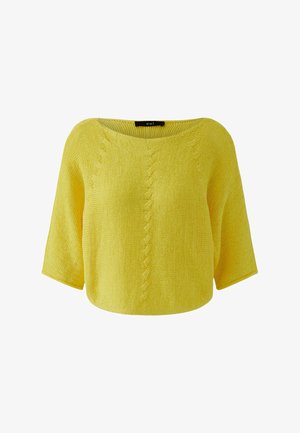 Gele gebreide trui met korte mouwen, boothals en subtiel verticaal kabelpatroon aan de voorkant.