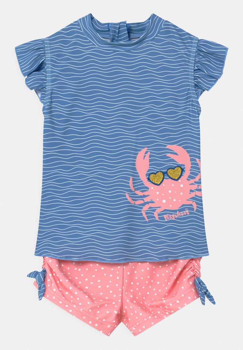 Conjunto de natação de mangas curtas com uma parte de cima azul com padrão de ondas e calções cor-de-rosa com poás brancos, adornados com uma gráfica de caranguejo.