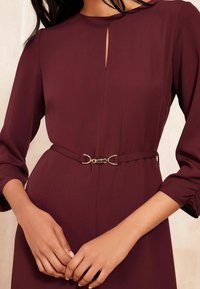 Friends Like These TULIP SLEEVE BELTED FLUTE HEM - REGULAR FIT - Dienas kleita - burgundy red