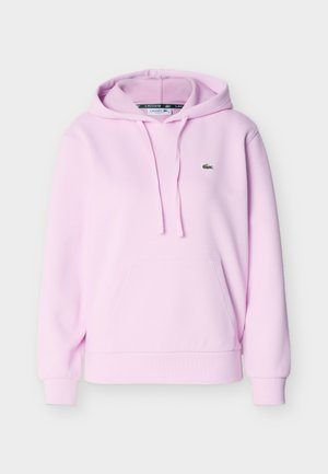 Lys rosa hettegenser med frontlomme, snorer, ribbede mansjetter og en liten grønn krokodillelogo på brystet.