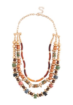 Dreifachkettige Halskette mit Goldkette, ausgestattet mit Holz- und Goldperlen sowie zylindrischen, dekorierten Perlen in Erdtönen mit geometrischen Mustern.